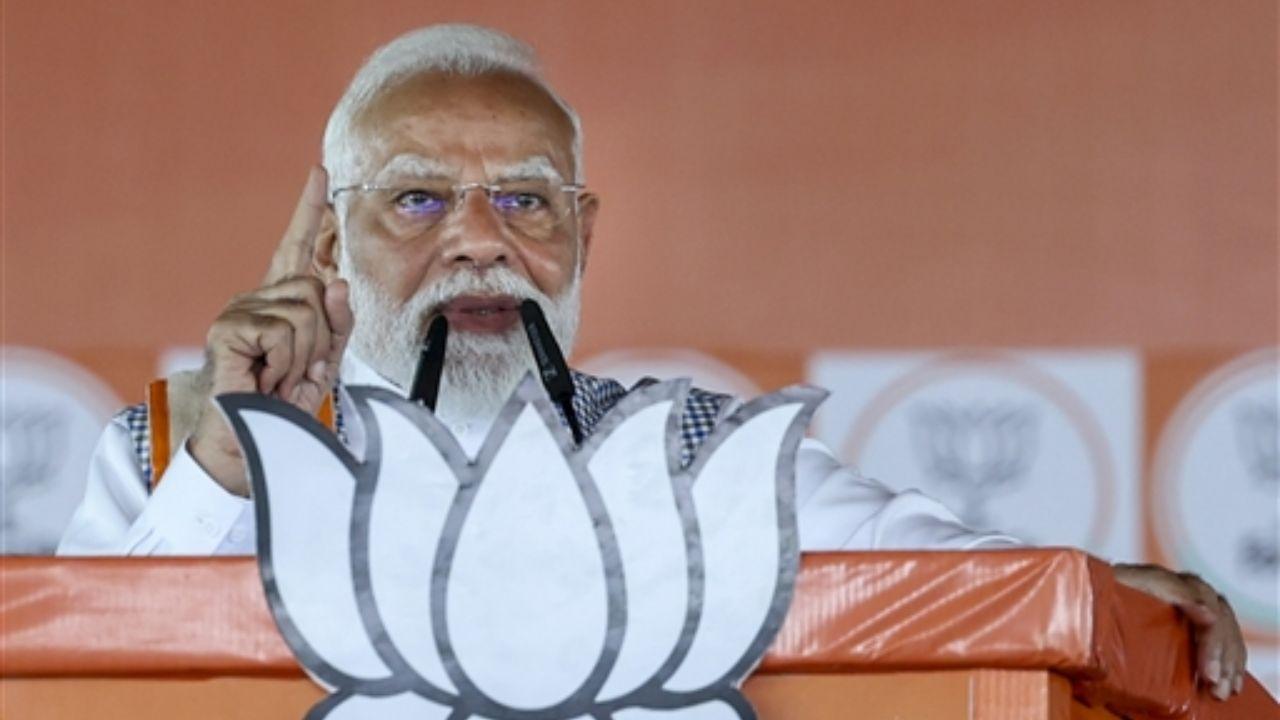 PM Modi addresses the ‘Vijay Sankalp rally’ for West Bengal Assembly elections, at Barrackpore. Pic/PTI 